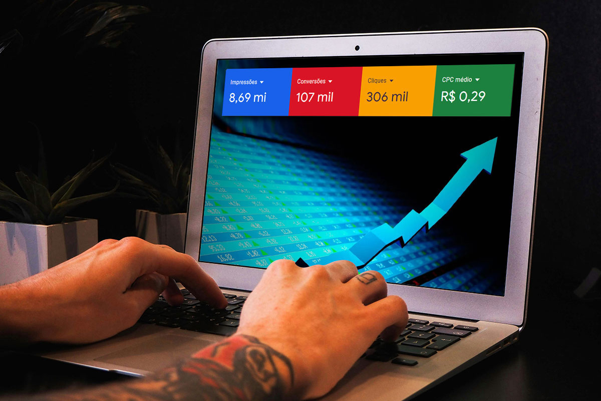 Profissional analisa painel de métricas do Google Ads com dados de conversões e CPC em um notebook, ilustrando estratégias de inteligência para acelerar vendas.