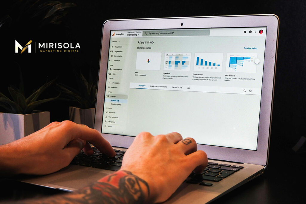 Especialista da Mirisola Marketing Digital analisando métricas de Google Ads