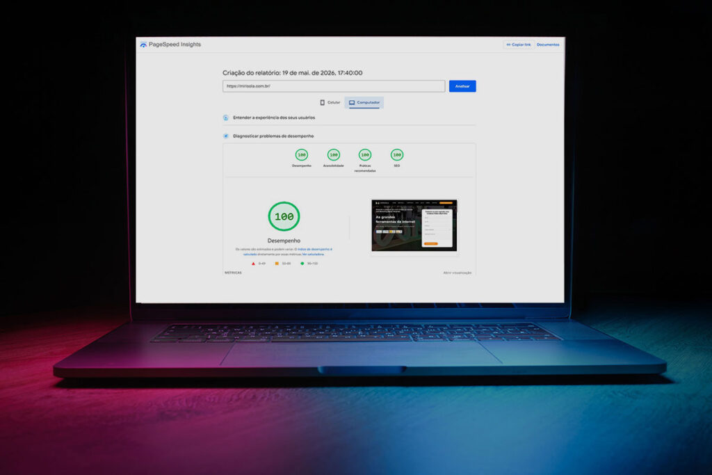 Notebook aberto em um ambiente com iluminação neon exibe na tela o relatório do PageSpeed Insights com nota máxima 100 em Desempenho, Acessibilidade, Práticas Recomendadas e SEO para o site mirisola.com.br.