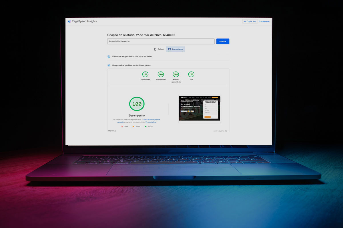 Notebook aberto em um ambiente com iluminação neon exibe na tela o relatório do PageSpeed Insights com nota máxima 100 em Desempenho, Acessibilidade, Práticas Recomendadas e SEO para o site mirisola.com.br.