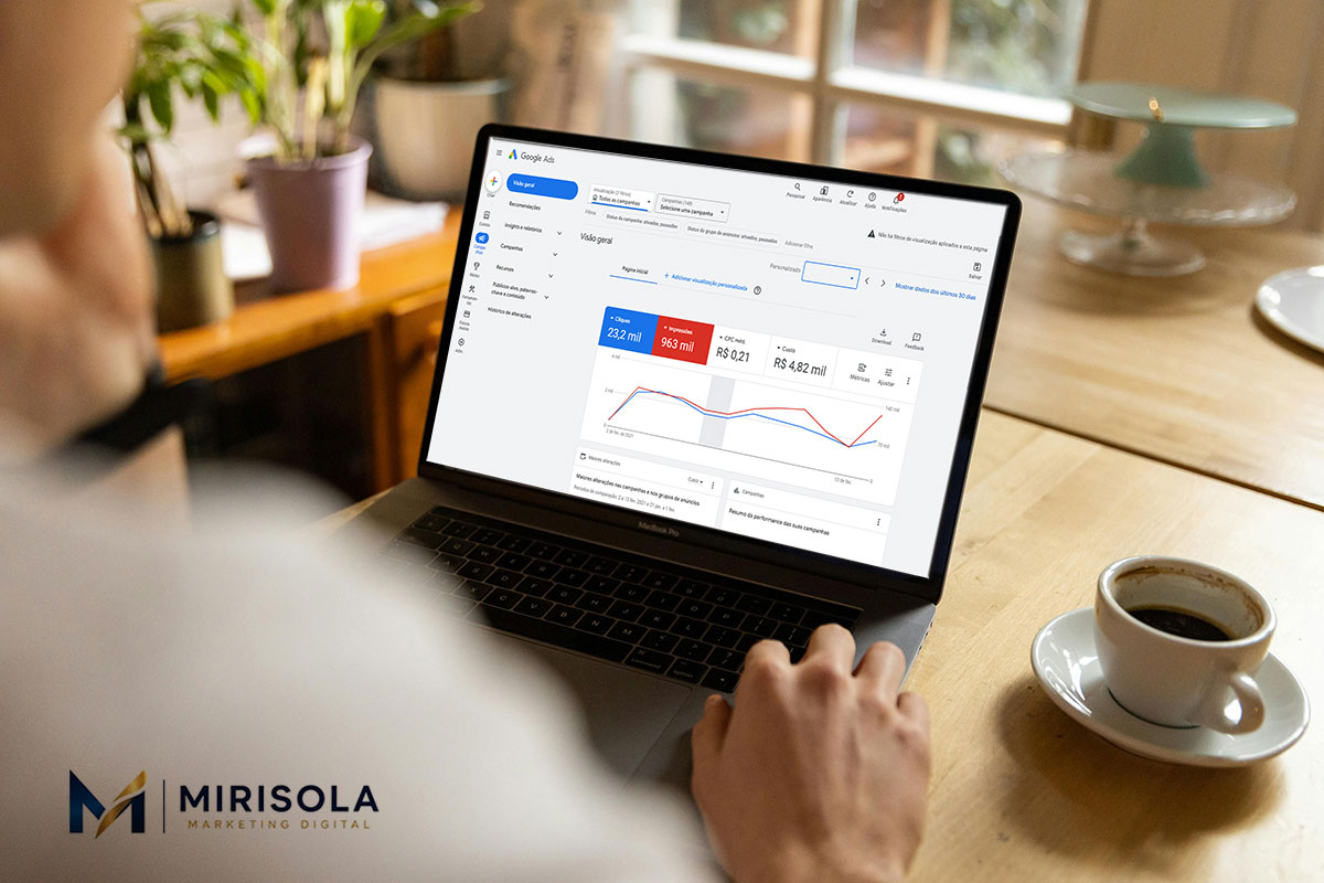 Especialista da Mirisola Marketing DIgital ensinando o passo a passo de como anunciar no Google Ads