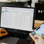 Especialista da Mirisola Marketing DIgital ensinando o passo a passo de como anunciar no Meta Ads