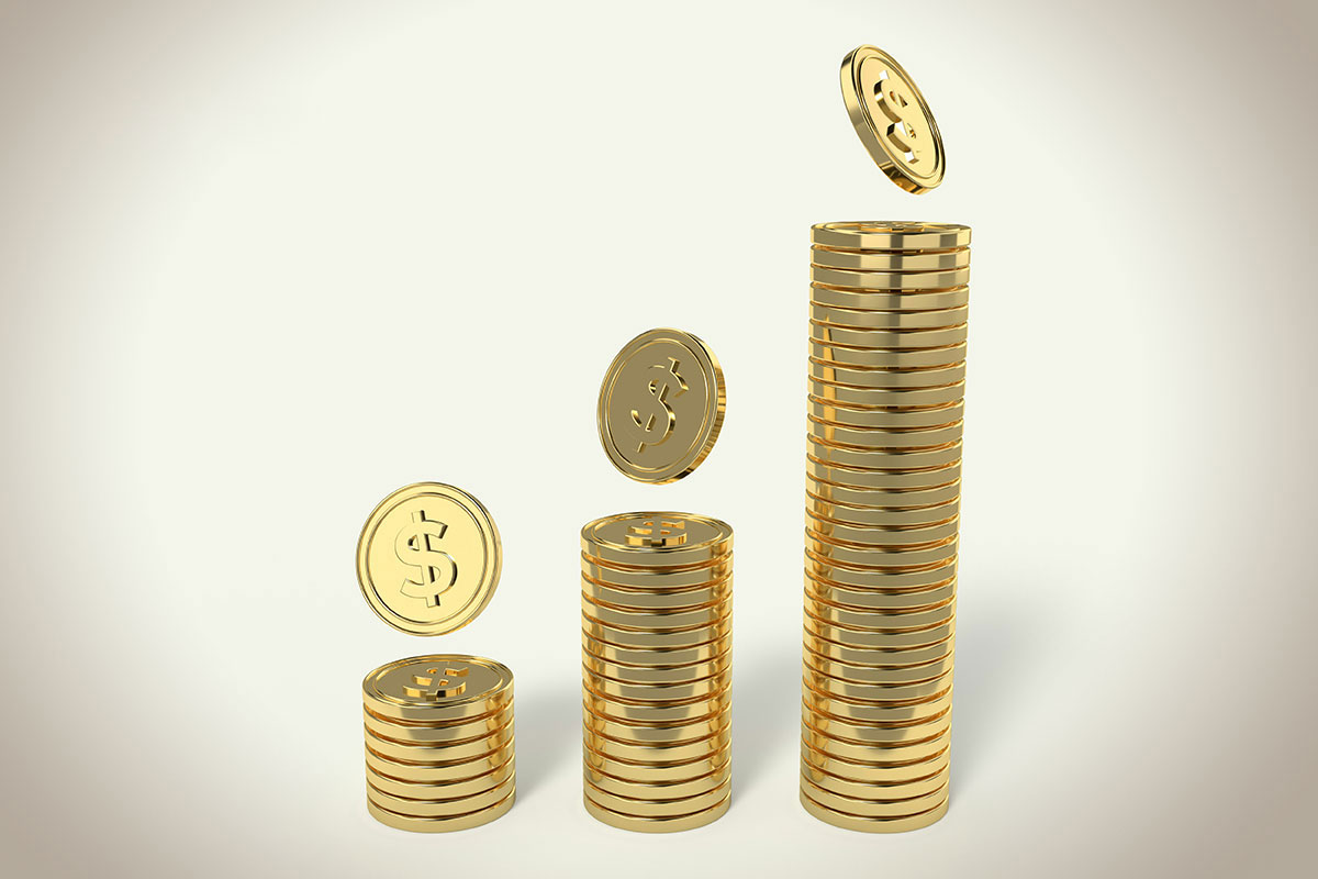 Gráfico 3D composto por três pilhas de moedas douradas com alturas progressivas, representando crescimento financeiro, sobre um fundo neutro.