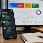 Smartphone em cima de mesa de escritório exibindo notificações de novas mensagens de leads de negócios recebidas em tempo real.