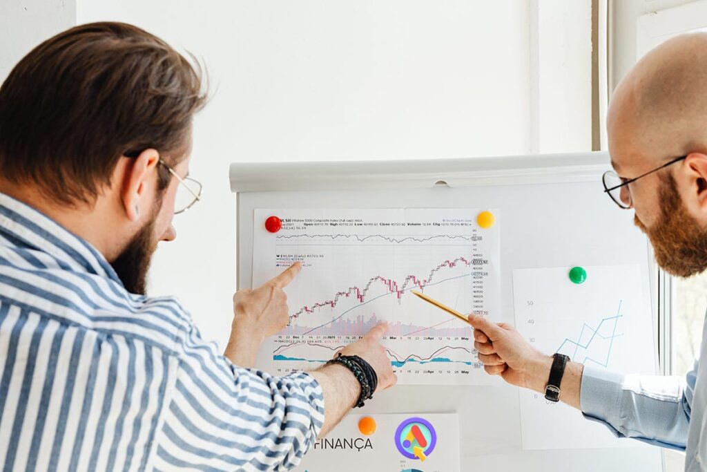 Profissionais de marketing e performance analisando gráficos de métricas e resultados em flipchart.
